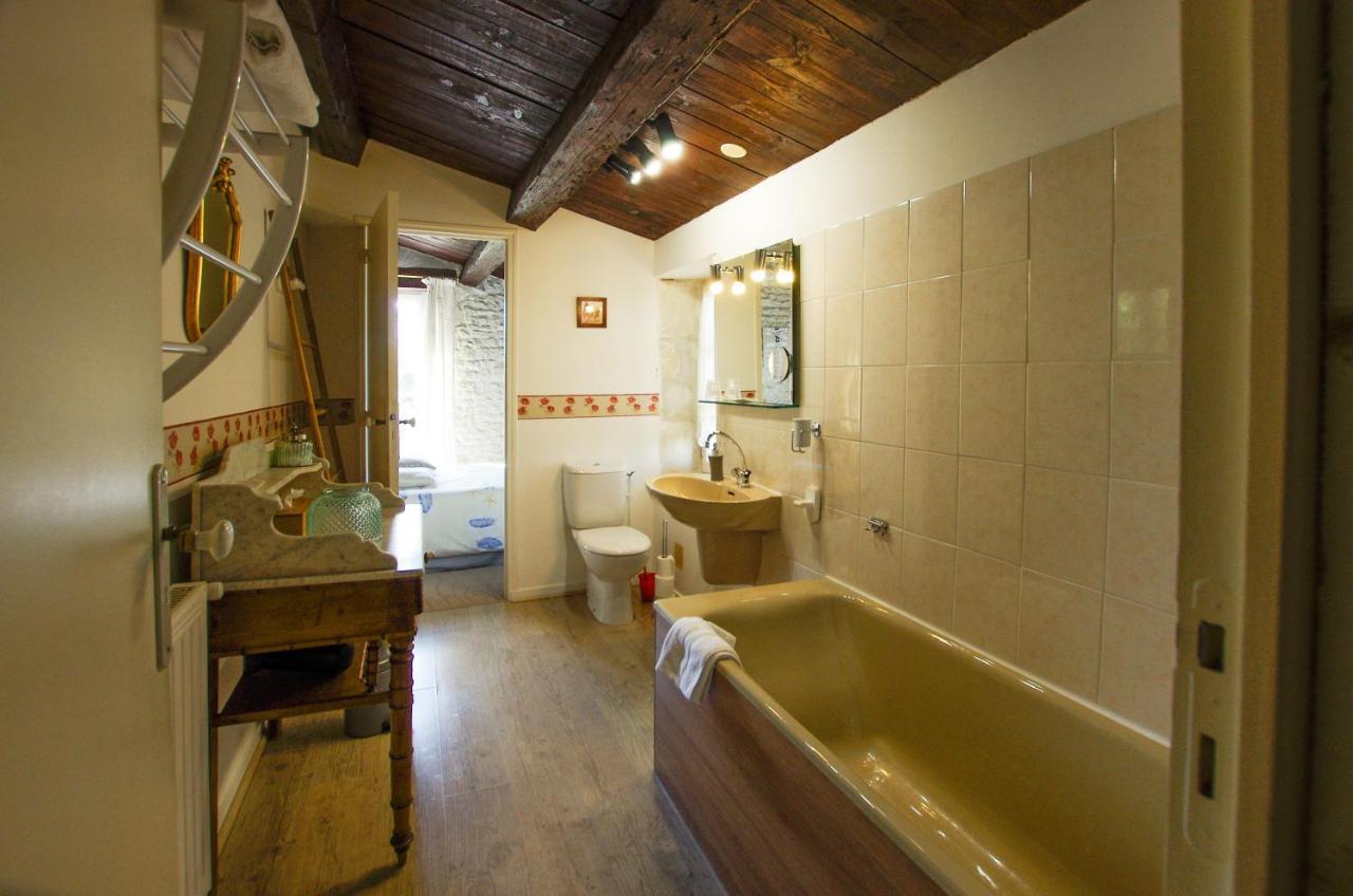 Logis Saint Leonard Bed & Breakfast Dompierre-sur-Mer ภายนอก รูปภาพ