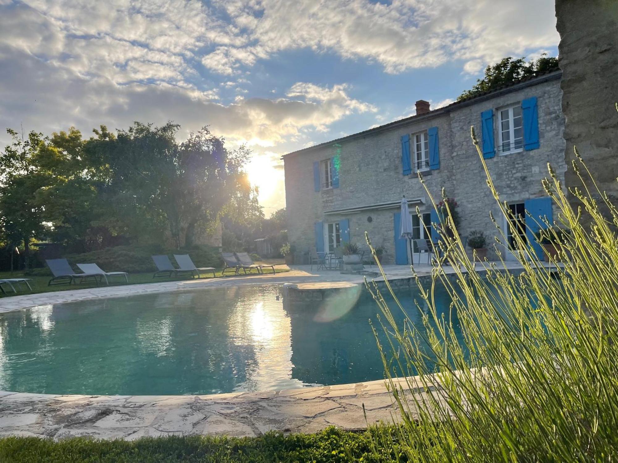 Logis Saint Leonard Bed & Breakfast Dompierre-sur-Mer ภายนอก รูปภาพ