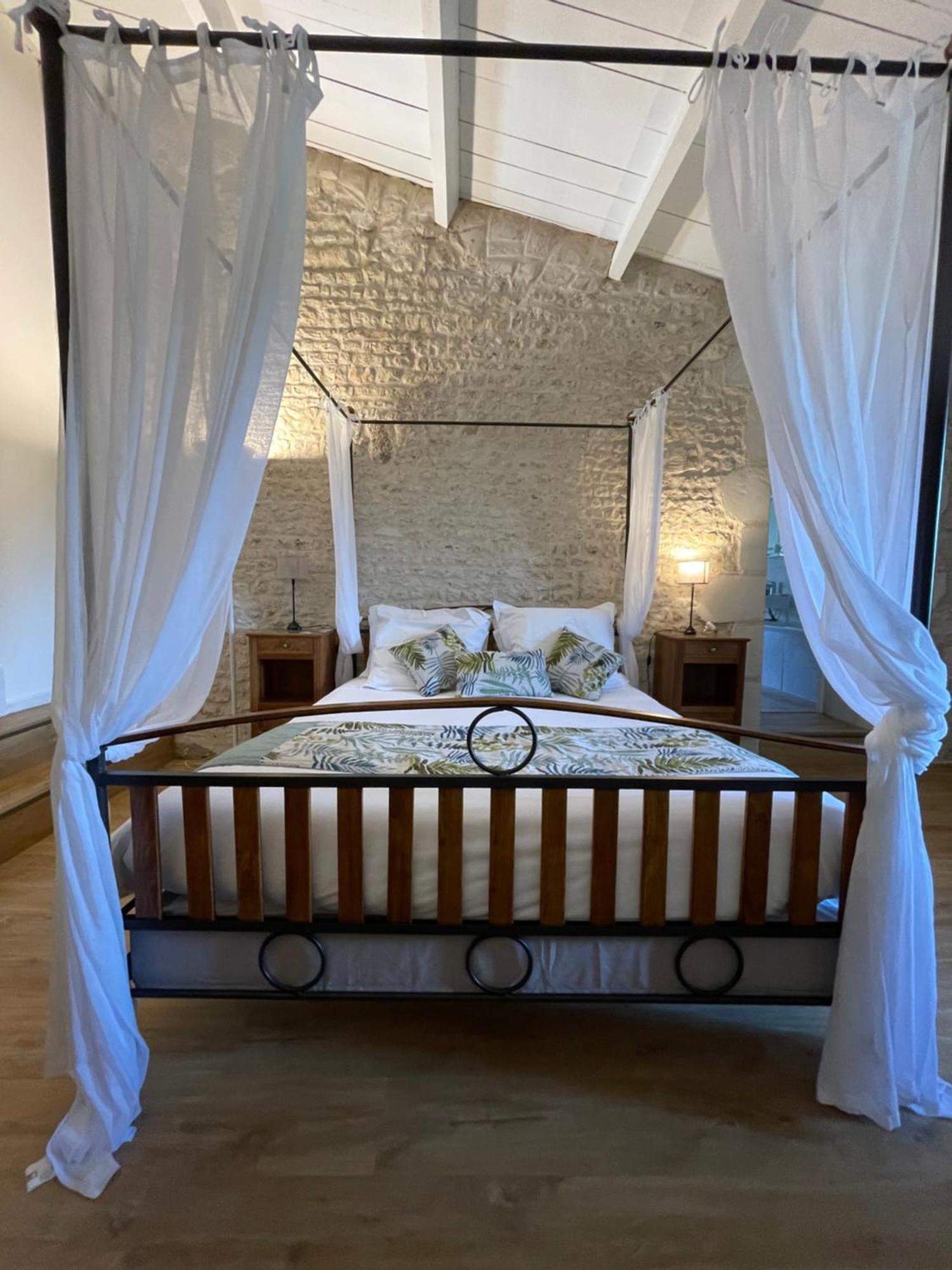 Logis Saint Leonard Bed & Breakfast Dompierre-sur-Mer ภายนอก รูปภาพ