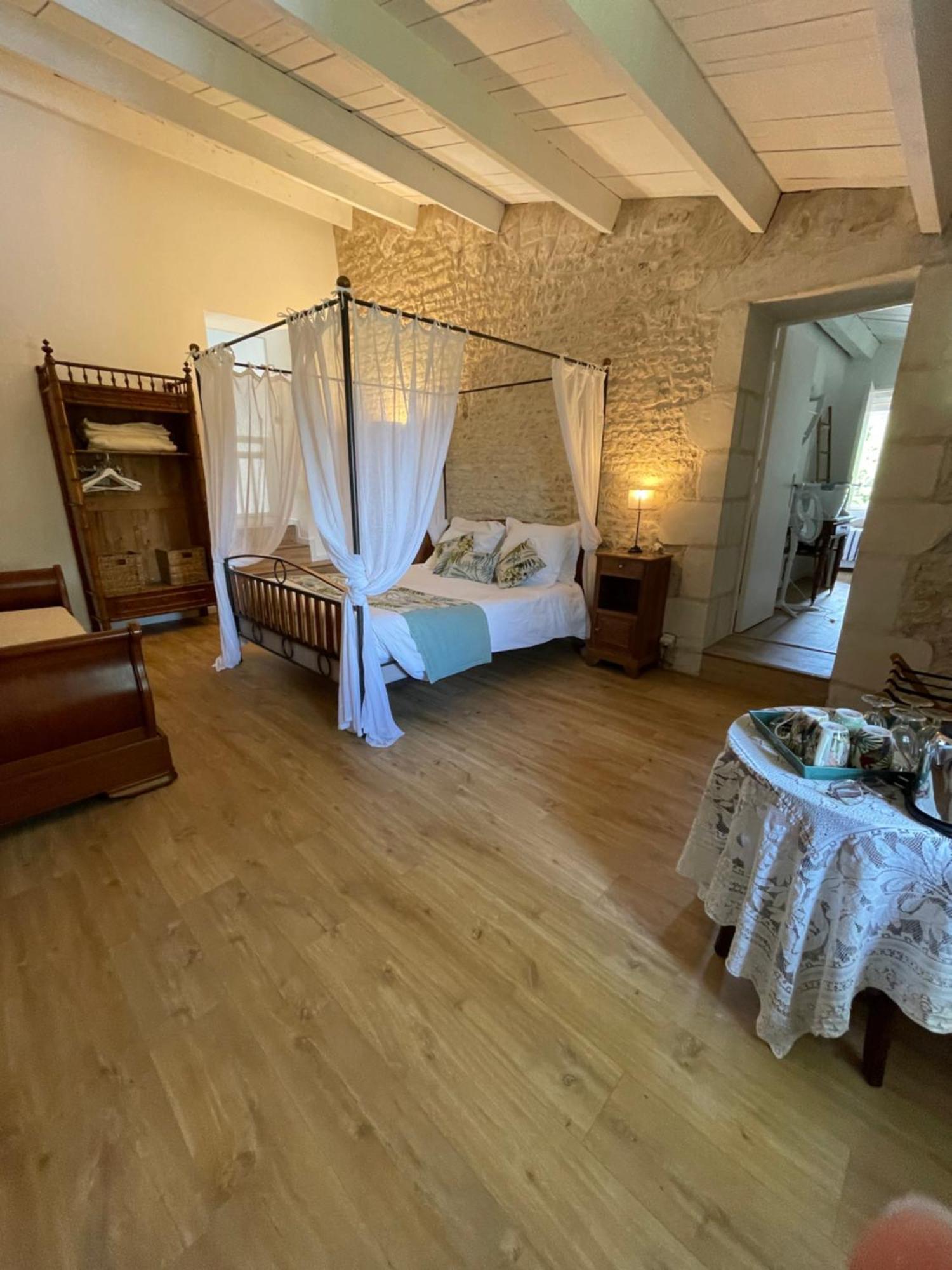 Logis Saint Leonard Bed & Breakfast Dompierre-sur-Mer ภายนอก รูปภาพ